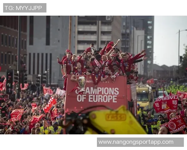 德里欧赛后高举欧冠MVP奖杯庆祝对利物浦的精彩表现与进球荣耀 德里欧赛后高举欧冠MVP奖杯庆祝对利物浦的精彩表现与进球荣耀