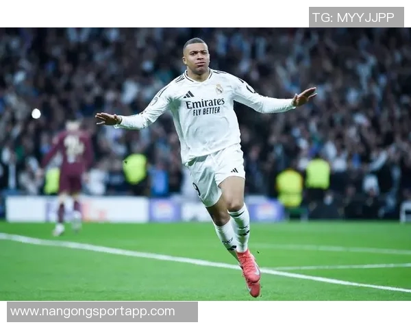 姆巴佩精彩过人遭对手推倒主裁对其进行严厉教育引发热议