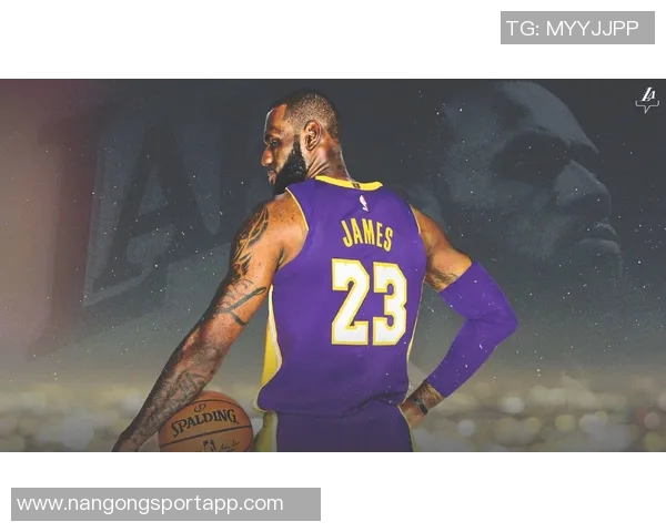 詹姆斯赞球队战术艾顿多面手能力出众可助攻掩护