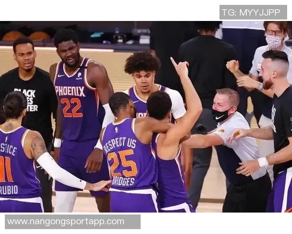 布克首节突破海斯防守时受伤乔丹奥特透露伤退原因